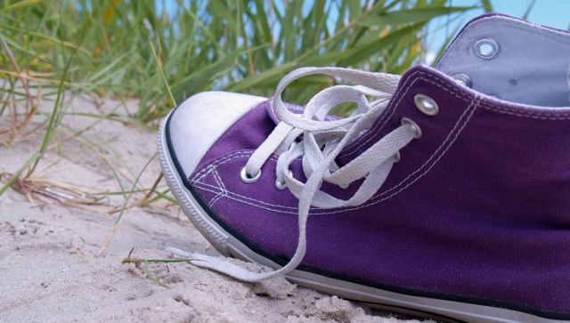 Stoffschuhe für Damen: Die modischsten Sneakers von bekannten Marken
